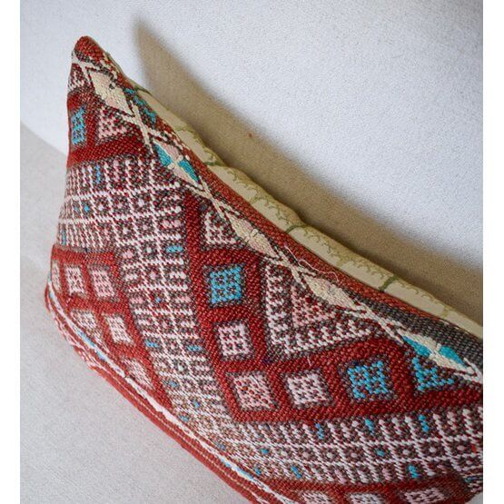 Geborduurd Marokkaans kussen P701 van vintage Berberkleed, rood en blauw patroon. Uniek handgemaakt woondecoratie item.