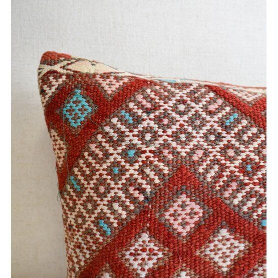 Handgemaakt Marokkaans kussen P701 met kleurrijk Berberpatroon, uniek vintage design voor woon- of slaapkamer decoratie.