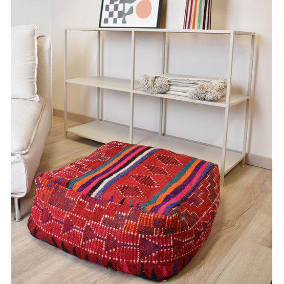 Marokkaans vloerkussen K1024, handgemaakt van vintage berberstof, kleurrijk design, bohemian sfeer voor woon- of slaapkamer.