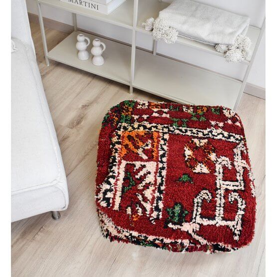 Marokkaans vloerkussen K1034, handgemaakt van vintage Berberkleed, uniek en bohemian stijl voor woonkamer of slaapkamer.