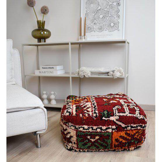 Uniek Marokkaans vloerkussen, gemaakt van vintage berberkleed, creëert een bohemian sfeer in woonkamer. Handgemaakt kunstwerk.