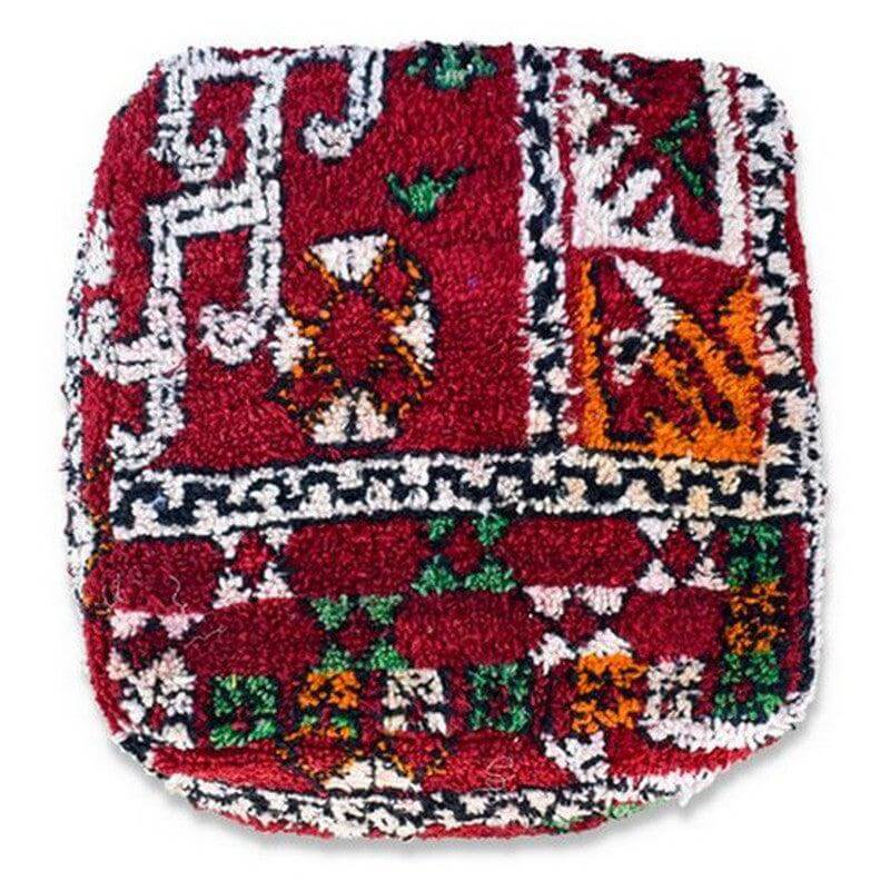 Marokkaans vloerkussen K1034, uniek bohemian design van vintage Berberkleed, rood met kleurrijke patronen, handcrafted appeal.