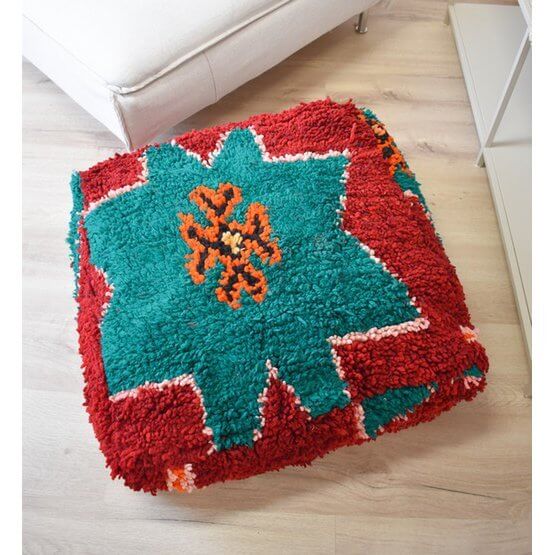 Marokkaans vloerkussen in bohemian stijl, gemaakt van vintage berberkleed. Felgekleurde eyecatcher voor woon- of slaapkamer.