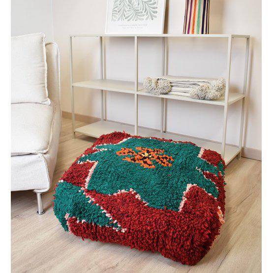 Marokkaans vloerkussen K1066, handgemaakt van vintage Berberkleed, kleurrijk design, bohemian stijl voor woonkamer of slaapkamer.