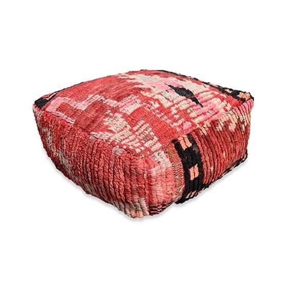 Uniek Marokkaans vloerkussen, handgemaakt van vintage berberkleed, bohemian stijl, rood patroon met zwarte accenten.