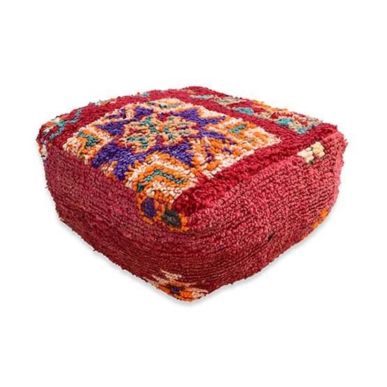 Uniek Marokkaans vloerkussen K1152, handgemaakt van vintage berberkleed. Kleurrijke bohemian stijl, perfecte eyecatcher voor elke kamer.