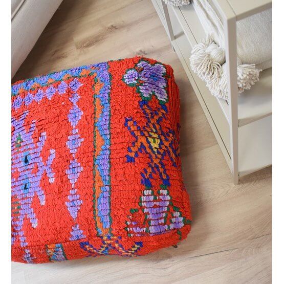 Uniek Marokkaans vloerkussen, rood en paars, handgemaakt van vintage Berberkleed, bohemian sfeer in woonruimte.
