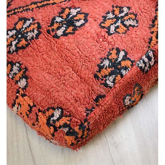 Marokkaans vintage vloerkussen met bohemian patroon, uniek en handgemaakt van een berberkleed, sfeervol voor je interieur.