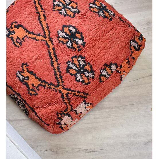 Uniek handgemaakt Marokkaans vloerkussen met vintage Berberdesign, perfect voor een bohemian sfeer in je interieur.
