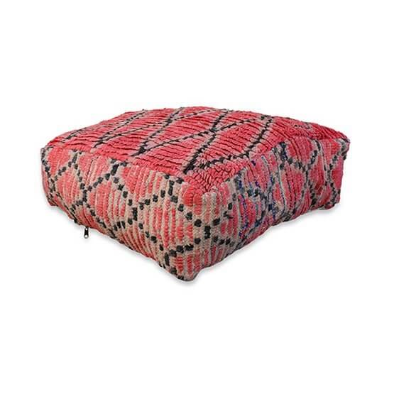 Uniek Marokkaans vloerkussen met bohemian patroon, handgemaakt van vintage berberkleed, een echte eyecatcher voor je interieur.