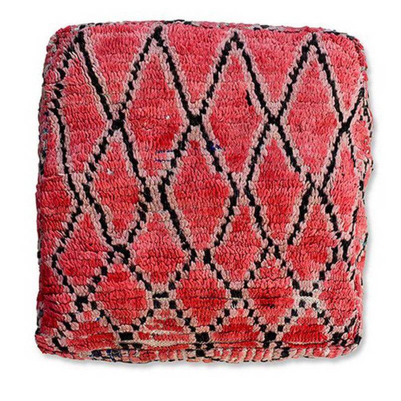Marokkaans vloerkussen K847 met bohemian Berberdesign in rood en zwarte patronen, handgemaakt en uniek in zijn soort.