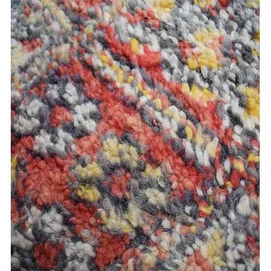 Kleurrijk patroon van een Marokkaans vloerkussen gemaakt van vintage berberkleed, met rood, geel en grijs design. Uniek bohemian gevoel.
