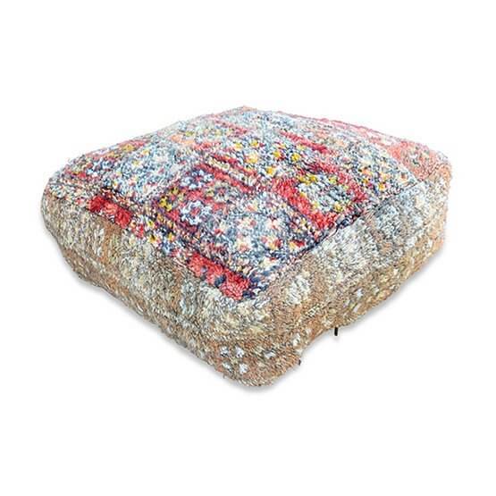 Uniek Marokkaans vloerkussen, handgemaakt van vintage Berberkleed in kleurrijk design, bohemian sfeer voor woon- of slaapkamer.