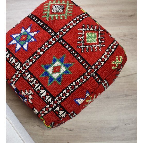Marokkaans vloerkussen gemaakt van vintage berberkleed, handgemaakt met kleurrijk patroon, voor een bohemian sfeer.