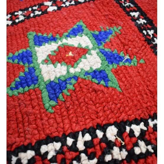 Gedetailleerd Marokkaans vloerkussen K909 met kleurrijk bohemian patroon, handgemaakt van vintage Berber tapijt.