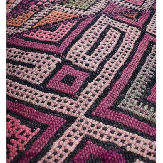Handgemaakt Marokkaans vloerkussen met kleurrijk geometrisch patroon, gemaakt van vintage berberkleed, unieke bohemian stijl