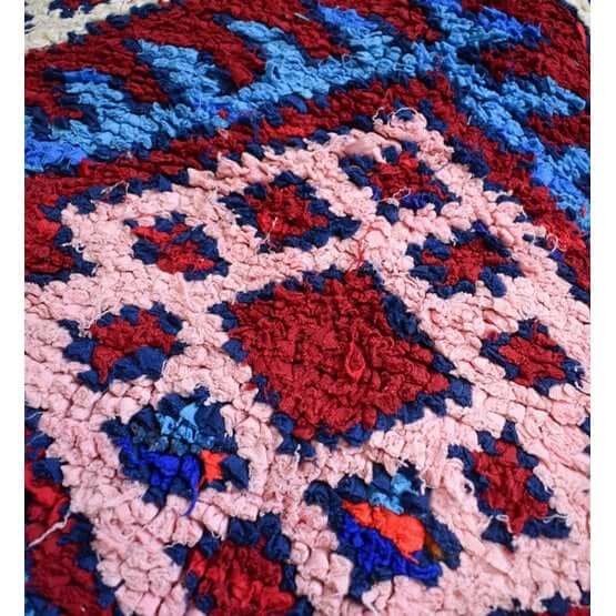 Detail van een kleurrijk Marokkaans vloerkussen K918 met bohemian en vintage Berber patroon, handgemaakt en uniek.