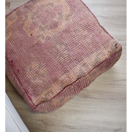 Vintage Marokkaans vloerkussen, uniek handgemaakt van een Berberkleed, roze tinten voor een bohemian sfeer in huis.