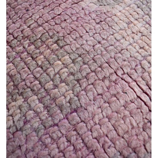 Detail van roze vintage Marokkaans vloerkussen, gemaakt van Berberkleed, met bohemian textuur voor woon- of slaapkamer.