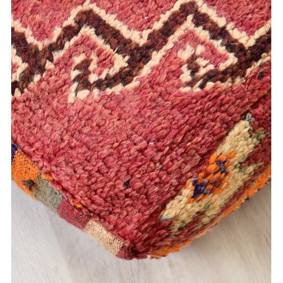 Rood Marokkaans vloerkussen met bohemian patroon van vintage berberkleed, handgemaakt en uniek interieuraccessoire.
