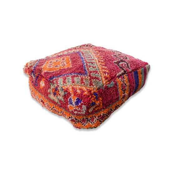 Marokkaans vloerkussen K994 in kleurrijk bohemian design, handgemaakt van vintage Berberkleed, uniek en stijlvol voor elke ruimte.