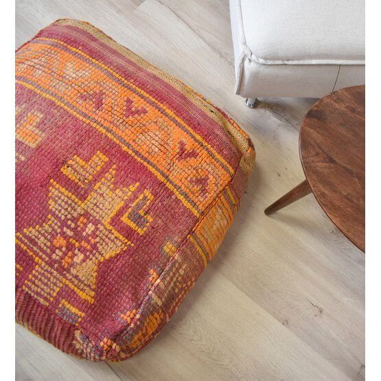 Uniek Marokkaans vloerkussen in bohemian stijl, handgemaakt van een vintage Berberkleed, een eyecatcher voor de woonkamer.