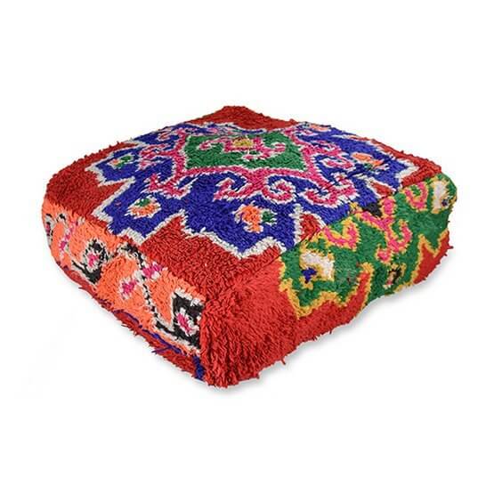 Uniek handgemaakt Marokkaans vloerkussen in vintage Berber stijl met kleurrijke patronen, perfect voor een bohemian sfeer.