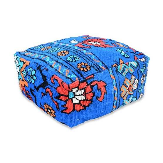 Marokkaans vloerkussen vintage K1251, handgemaakt uit berber kleed, blauw en rood, bohemian sfeer voor woon- of slaapkamer.