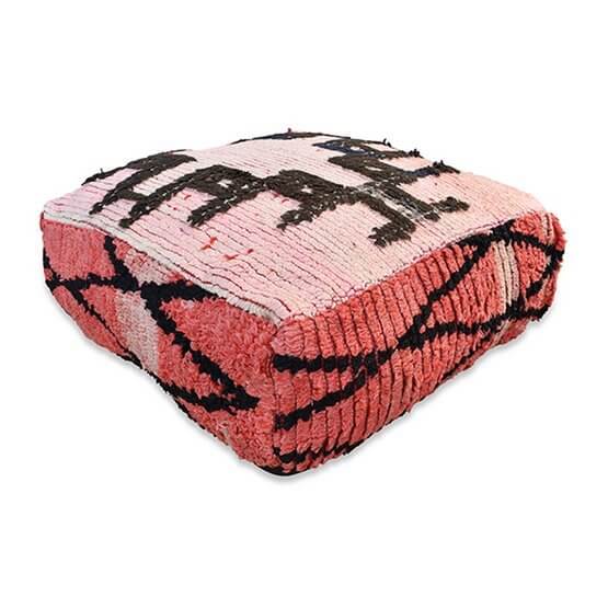Vintage Marokkaans vloerkussen in bohemian stijl van berberkleed, roze en zwart patroon, unieke handgemaakte woonkamerversiering.
