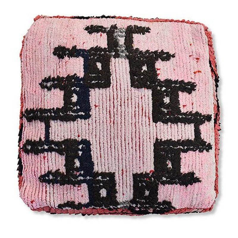 Vintage Marokkaans vloerkussen met bohemian patroon, handgemaakt van Berberkleed, in roze en zwart tinten. Uniek decoratief item.