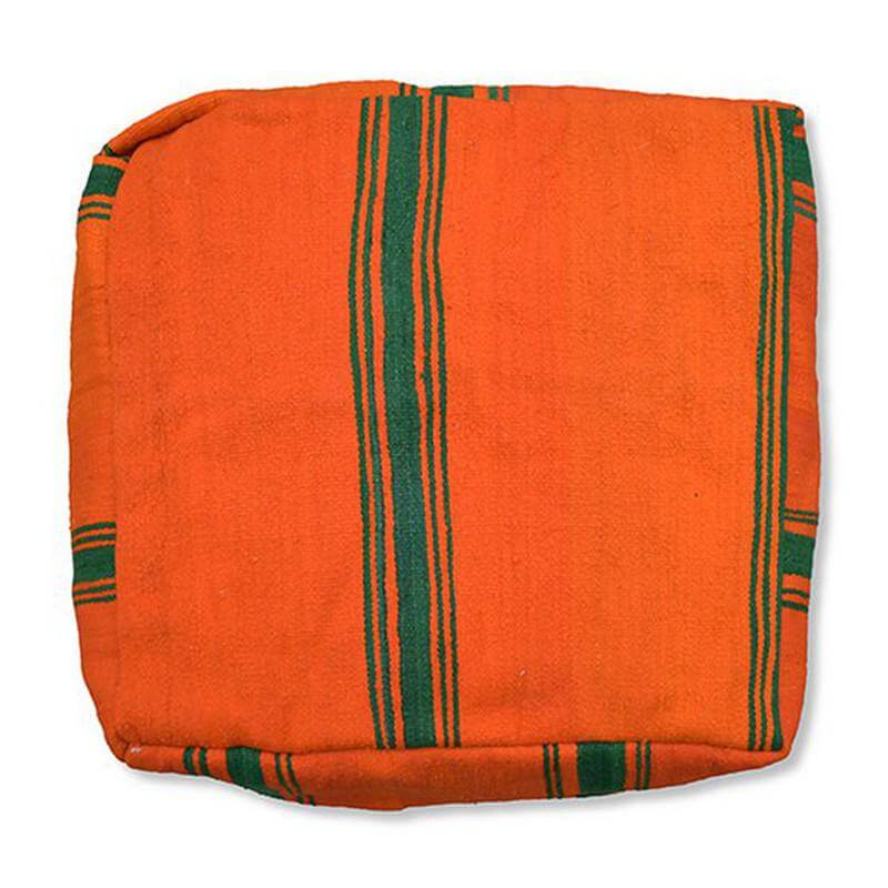Handgemaakt Marokkaans vloerkussen vintage K1372 met oranje en groene strepen, bohemian stijl voor woon- of slaapkamerinrichting.