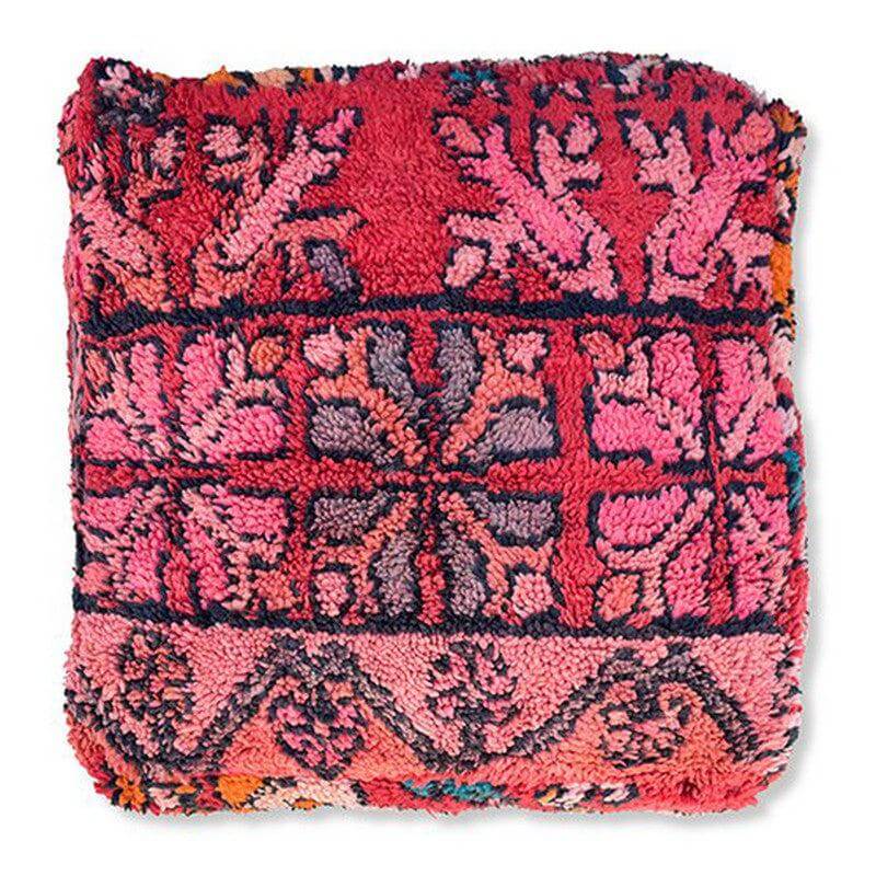 Marokkaans vloerkussen vintage in roze en oranje tinten, handgemaakt van Berber tapijt, geeft bohemian sfeer aan woon- of slaapkamer.