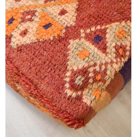 Marokkaans vloerkussen vintage met kleurrijk Berberpatroon, handgemaakt voor een unieke bohemian sfeer in woon- of slaapkamer.