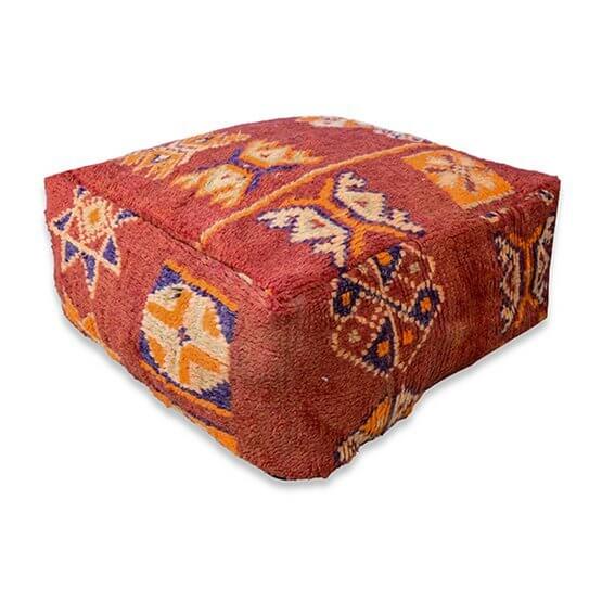 Marokkaans vintage vloerkussen K1421 in bohemian stijl, handgemaakt van een Berberkleed, unieke rood-oranje design eyecatcher.