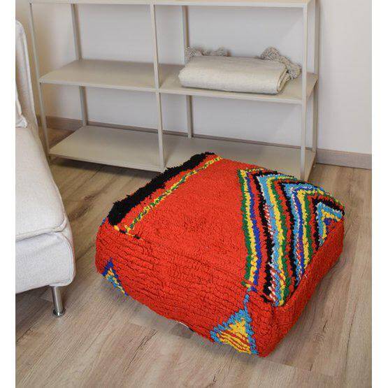 Marokkaans vloerkussen vintage met kleurrijk bohemian design in een woonkamer, van authentiek Berberkleed gemaakt.