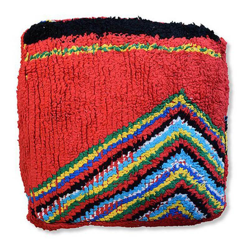 Marokkaans vloerkussen vintage in rood met kleurrijke patronen, handgemaakt van Berber kleed. Uniek bohemian stukje interieur.
