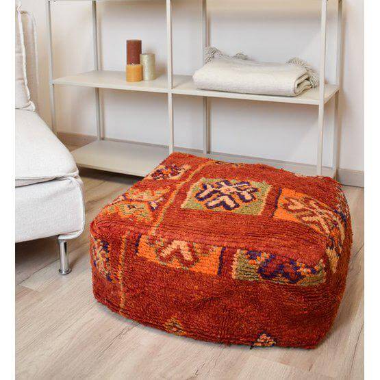 Marokkaans vloerkussen vintage K1462 met bohemian stijl, gemaakt van authentiek Berberkleed, sfeervol in woonkamer.