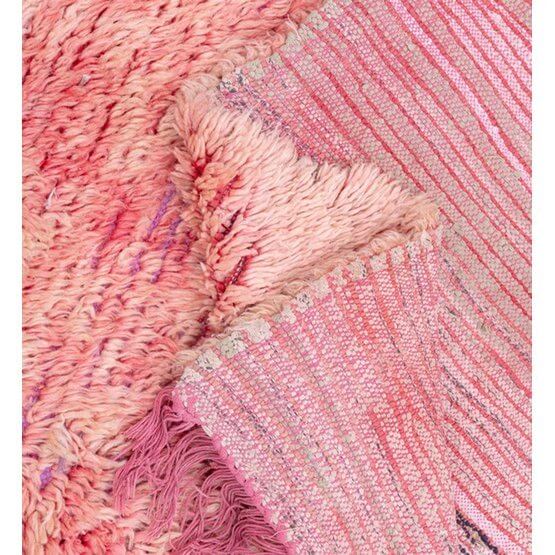 Vintage Marokkaans Berber Beni Mguild kleed in roze tinten met geometrische patronen, 3,1x0,9 m, handgemaakt in Marokko