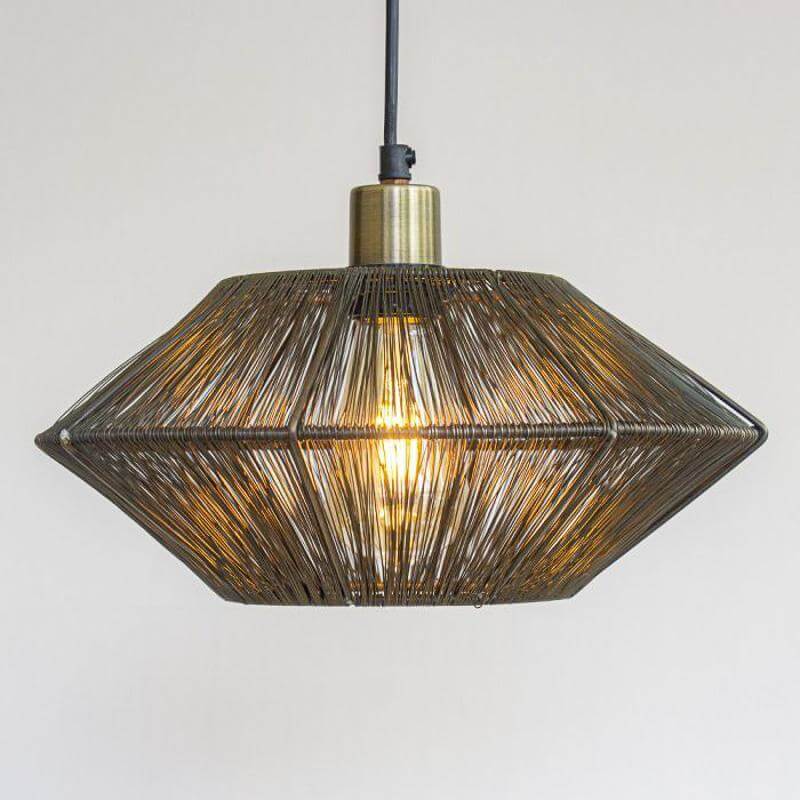 Detail van metalen hanglamp severo bruin