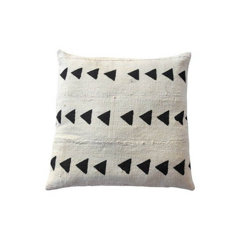 Modderkussen MD003 met traditionele Afrikaanse motieven, handgemaakt van Bògòlanfini stof, met zwart-wit driehoek ontwerp.