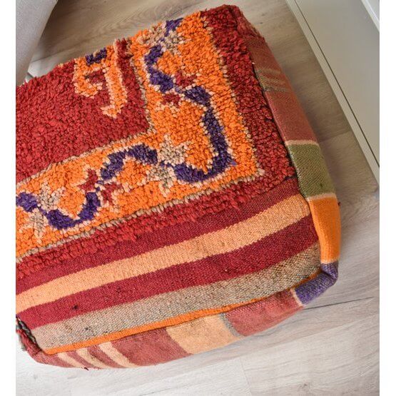 Moroccan vloer kussen K980 met boheemse sfeer, gemaakt van vintage Berber tapijt. Uniek handgemaakt kunstwerk voor woonkamer of slaapkamer.