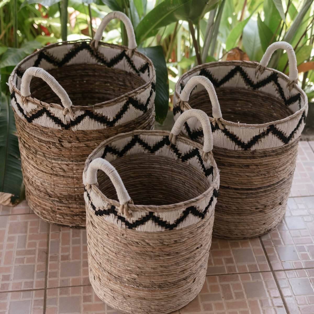 Opbergmanden DALU van bananenvezel in drie maten met zwart-wit zigzagpatroon, ideaal voor opslag of planten, handgemaakt en duurzaam.