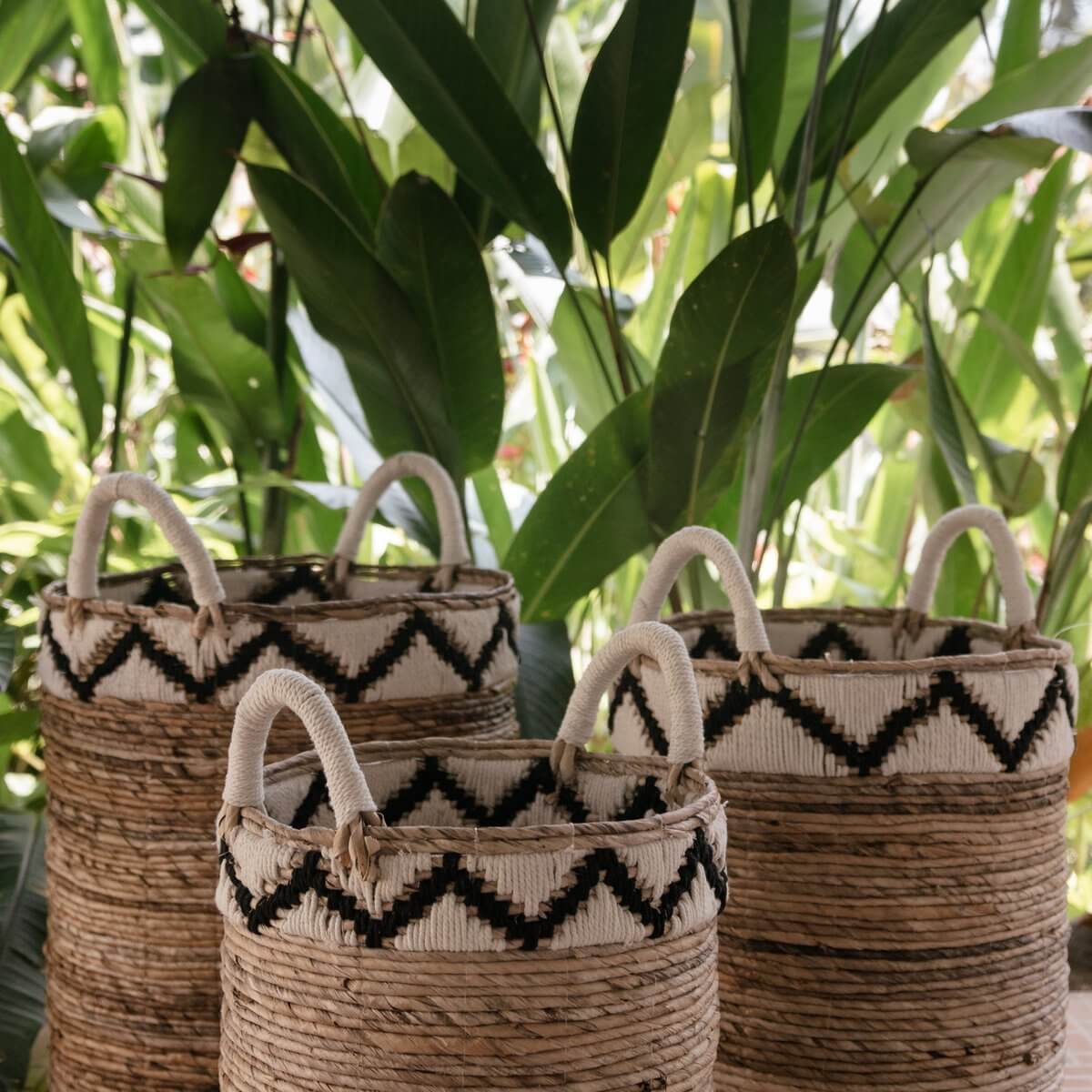 Opbergmand DALU van bananenvezels met zigzagpatroon, drie maten, duurzaam en handgemaakt. Perfect als wasmand of plantenopslag.