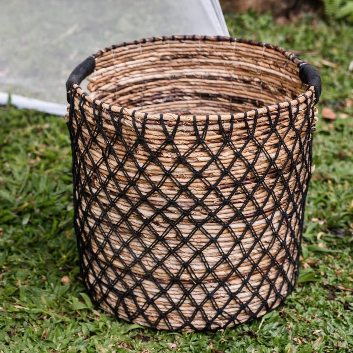 Opbergmand PURA van duurzame bananenvezel met katoenen koord, perfect als wasmand. Handgemaakt met praktische handvatten.