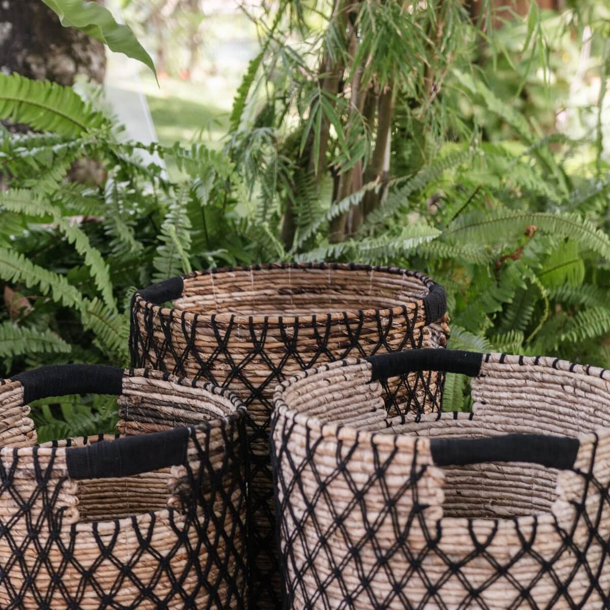 Drie opbergmanden van bananenvezel met katoenen koordpatroon, perfect voor planten of was, in een natuurlijke omgeving