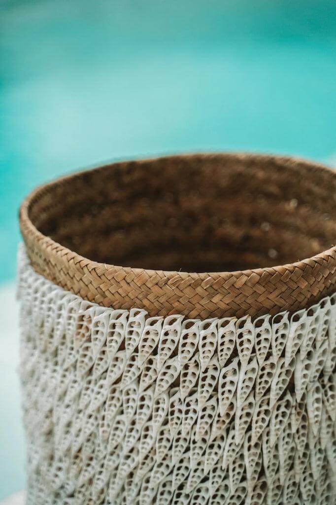 Prachtige handgemaakte opbergmand van pandan met schelpen van Balinese stranden, ideaal voor wasgoed, speelgoed of planten.