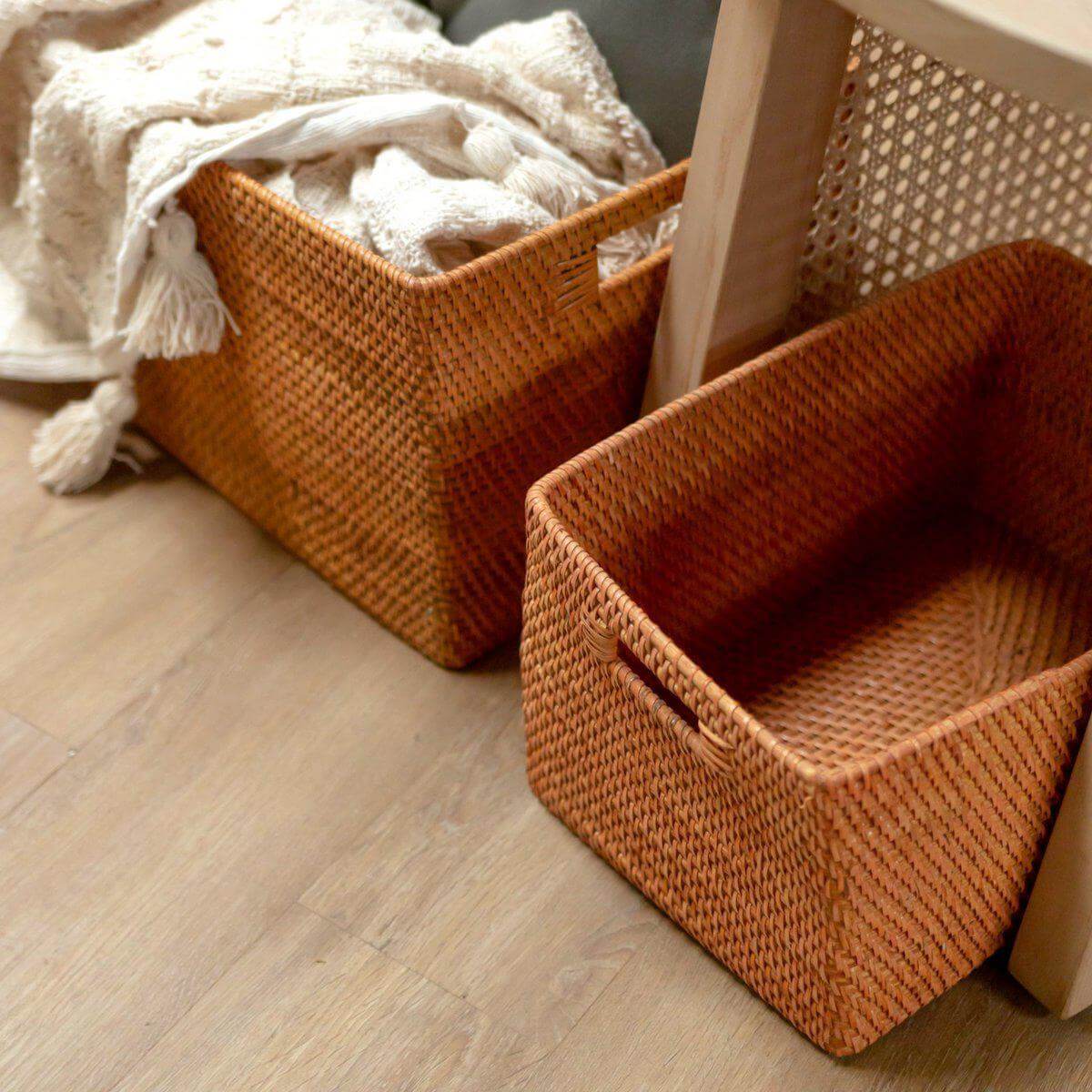 Decoratieve opbergmanden WARSA van rotan met handvatten, perfect voor tijdschriften of speelgoed. Verkrijgbaar in drie maten.