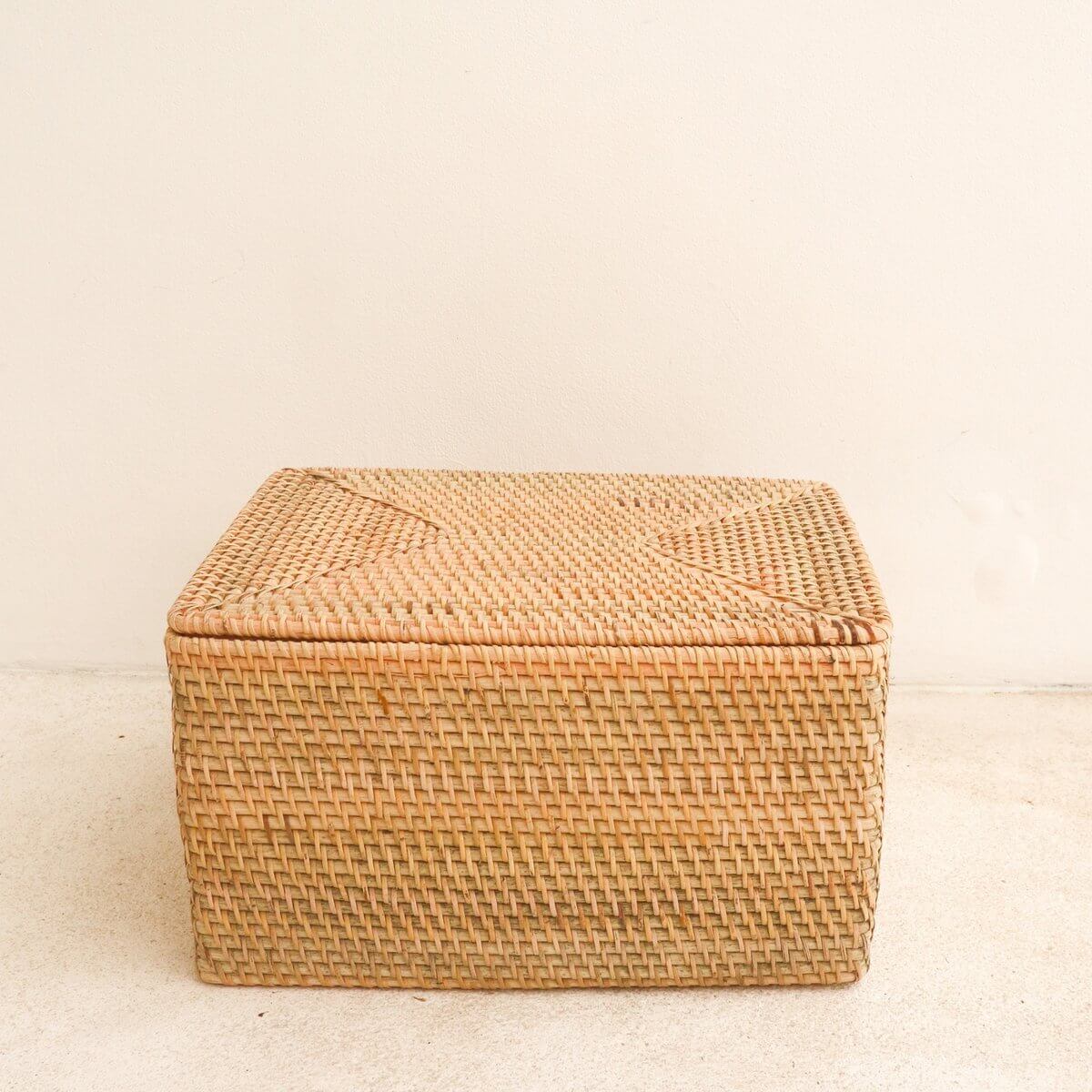 Rotan opbergmand met deksel GRAHA, handgemaakt, duurzaam en plasticvrij. Ideaal voor bureau of plank. Beschikbaar in twee maten.