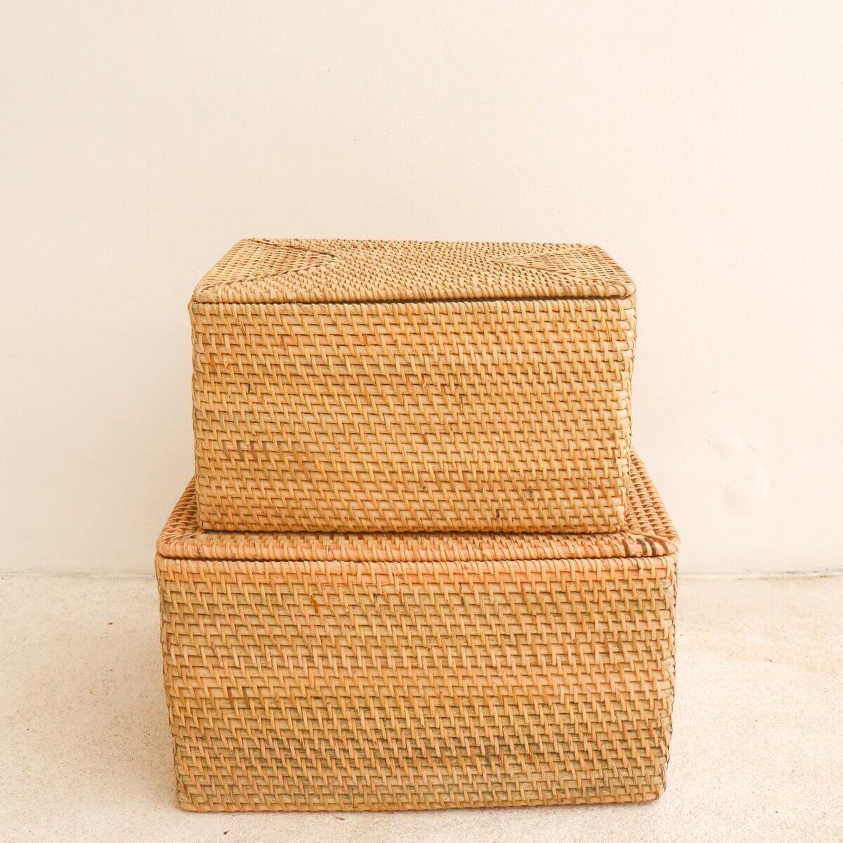 Set van twee rotan opbergmanden met deksel, maten S en M, duurzaam en handgemaakt, perfect voor bureau of plank, plasticvrij verpakt.