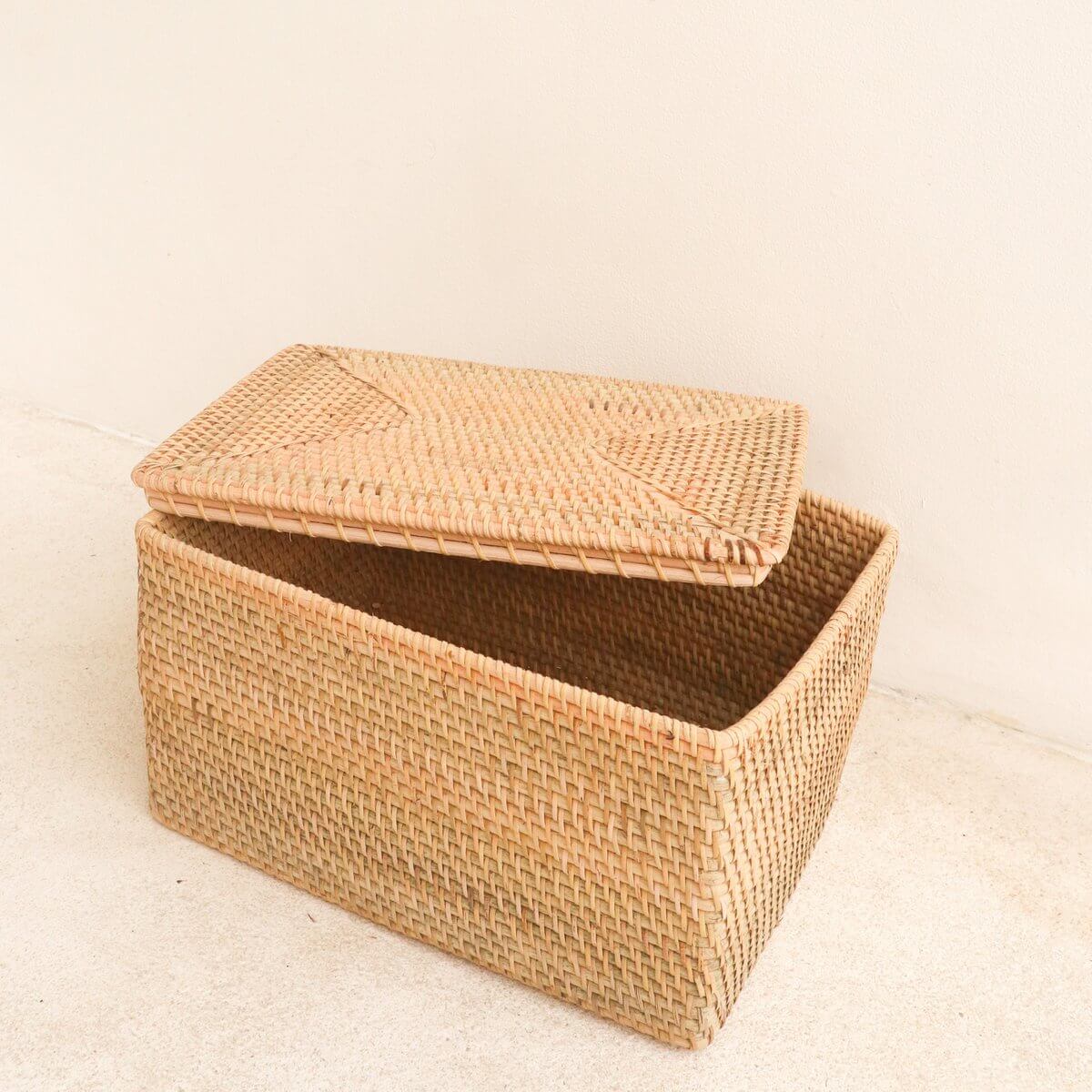 Rotan opbergmand met deksel, handgemaakt en duurzaam, 30x21x17 cm, perfect voor bureau of plank, stijlvolle opbergoplossing.